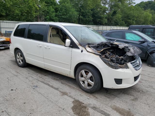 2V4RW3D19AR295882 - 2010 VOLKSWAGEN ROUTAN SE WHITE photo 4