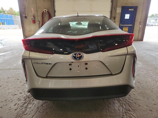 JTDKARFP3H3060878 - 2017 TOYOTA PRIUS PRIM SILVER photo 6