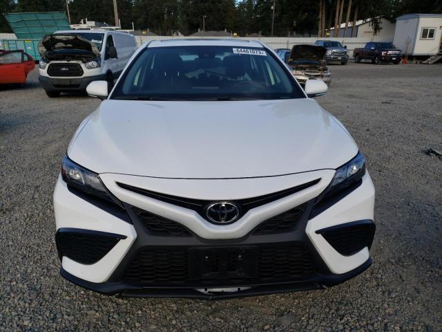 4T1G11BK7PU072957 - 2023 TOYOTA CAMRY SE NIGHT SHADE WHITE photo 5