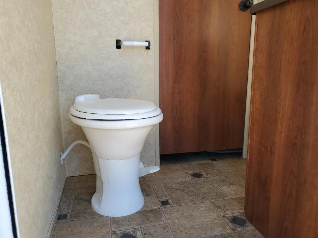 5ZT2LCXBXCB001737 - 2012 FOREST RIVER LACROSSE M-318BHS WHITE photo 6