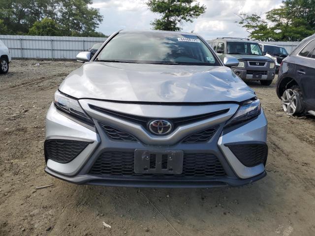 4T1T11BK7PU094097 - 2023 TOYOTA CAMRY SE NIGHT SHADE SILVER photo 5