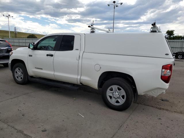 5TFUY5F13JX693789 - 2018 TOYOTA TUNDRA DOUBLE CAB SR/SR5 WHITE photo 2
