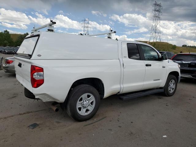 5TFUY5F13JX693789 - 2018 TOYOTA TUNDRA DOUBLE CAB SR/SR5 WHITE photo 3