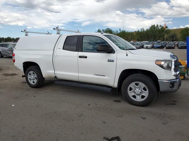 5TFUY5F13JX693789 - 2018 TOYOTA TUNDRA DOUBLE CAB SR/SR5 WHITE photo 4