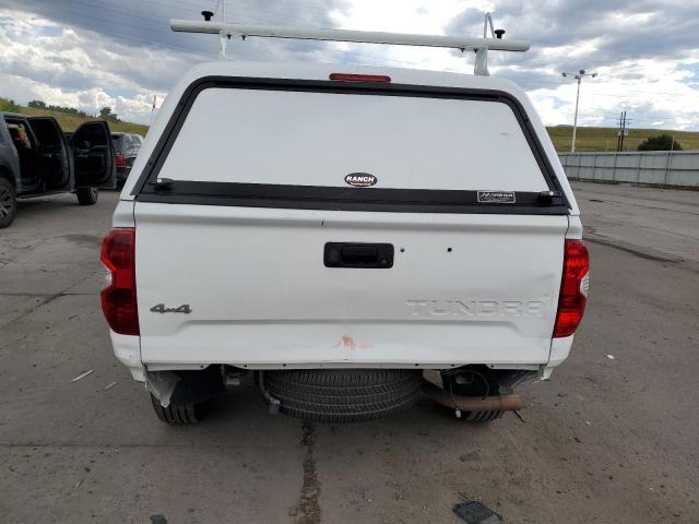 5TFUY5F13JX693789 - 2018 TOYOTA TUNDRA DOUBLE CAB SR/SR5 WHITE photo 6
