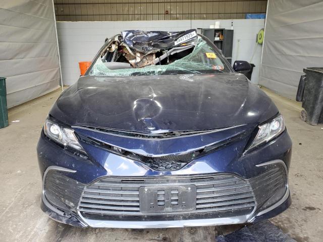 4T1C11BK5NU064559 - 2022 TOYOTA CAMRY LE BLUE photo 5