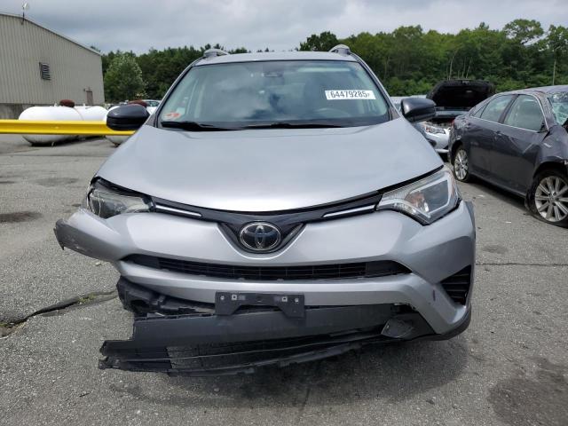 2T3BFREV6JW755103 - 2018 TOYOTA RAV4 LE ვერცხლისფერი ფოტო 5