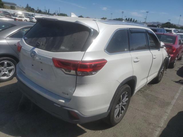 5TDKZRFH9JS535066 - 2018 TOYOTA HIGHLANDER SE WHITE photo 3