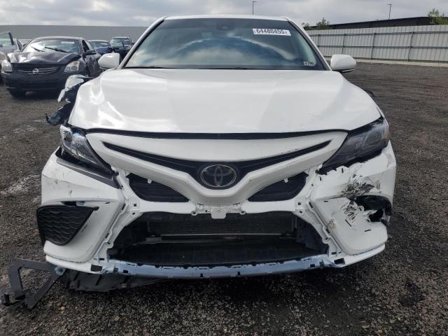 4T1T11AK0PU803454 - 2023 TOYOTA CAMRY SE NIGHT SHADE WHITE photo 5