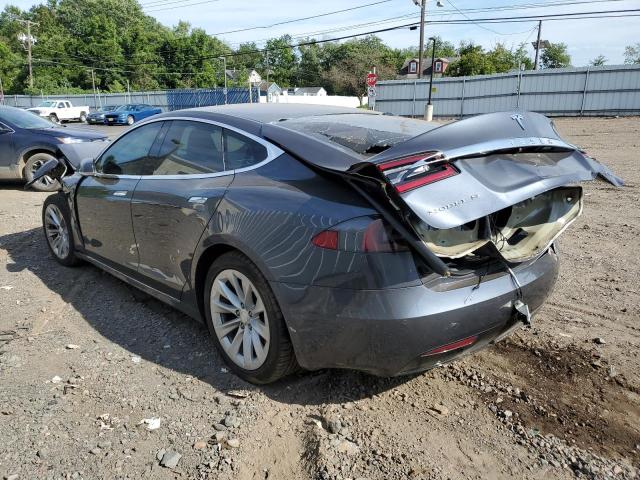 5YJSA1E24HF213021 - 2017 TESLA MODEL S Сірий фото 2