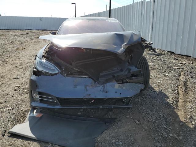 5YJSA1E24HF213021 - 2017 TESLA MODEL S Сірий фото 5
