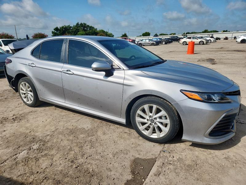 4T1C11AK8PU724503 - 2023 TOYOTA CAMRY LE 银色 照片 4