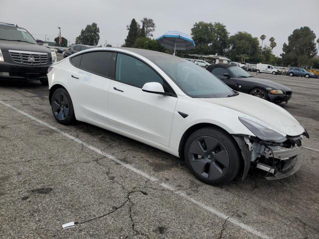 5YJ3E1EA2PF684146 - 2023 TESLA MODEL 3 Weiß Foto 4