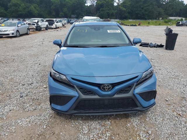 4T1S11AK8PU140274 - 2023 TOYOTA CAMRY SE NIGHT SHADE BLUE photo 5