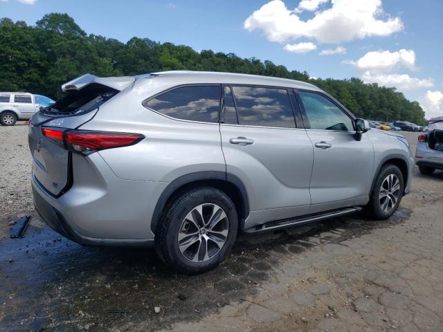 5TDGZRAH0NS115991 - 2022 TOYOTA HIGHLANDER XLE SILVER photo 3