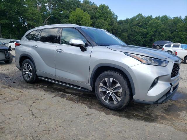 5TDGZRAH0NS115991 - 2022 TOYOTA HIGHLANDER XLE SILVER photo 4