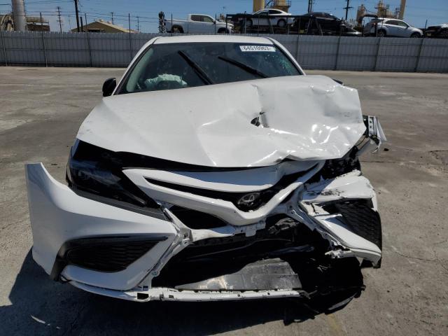 4T1T11AK4MU445187 - 2021 TOYOTA CAMRY SE WHITE photo 5