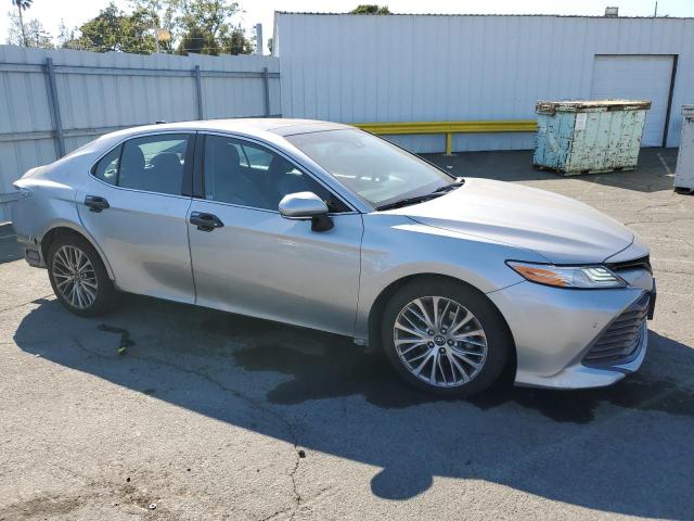 4T1B11HK0JU043499 - 2018 TOYOTA CAMRY L SILVER photo 4