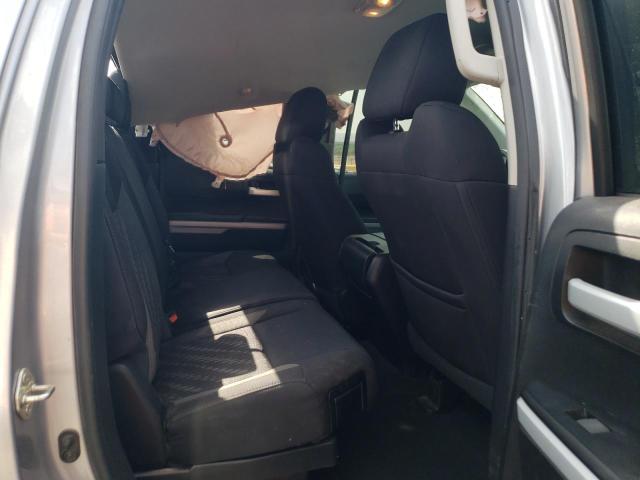 5TFUY5F12JX729942 - 2018 TOYOTA TUNDRA DOUBLE CAB SR/SR5 SILVER photo 10