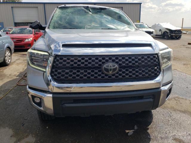 5TFUY5F12JX729942 - 2018 TOYOTA TUNDRA DOUBLE CAB SR/SR5 SILVER photo 5