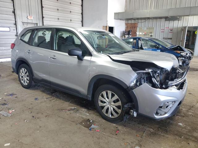 JF2SKAAC8KH443262 - 2019 SUBARU FORESTER SILVER photo 4