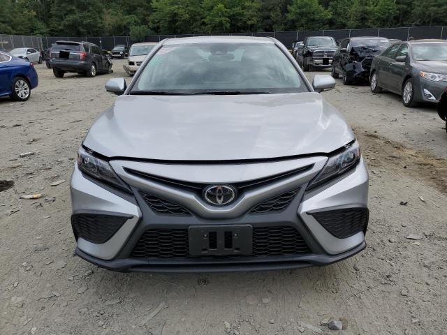 4T1G11AK4PU772288 - 2023 TOYOTA CAMRY SE NIGHT SHADE SILVER photo 5