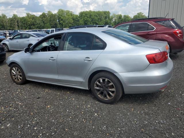 3VWDX7AJ4DM436329 - 2013 VOLKSWAGEN JETTA SE Silber Foto 2