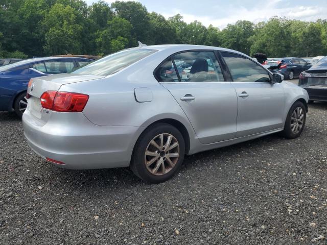3VWDX7AJ4DM436329 - 2013 VOLKSWAGEN JETTA SE Silber Foto 3
