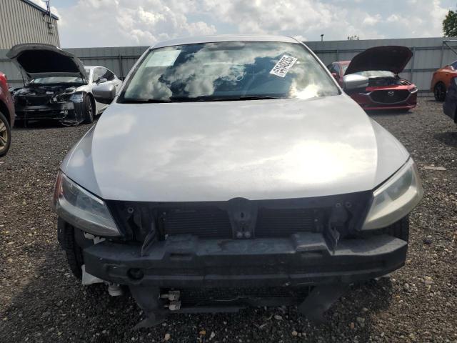 3VWDX7AJ4DM436329 - 2013 VOLKSWAGEN JETTA SE Silber Foto 5