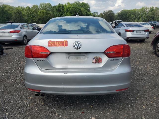 3VWDX7AJ4DM436329 - 2013 VOLKSWAGEN JETTA SE Silber Foto 6