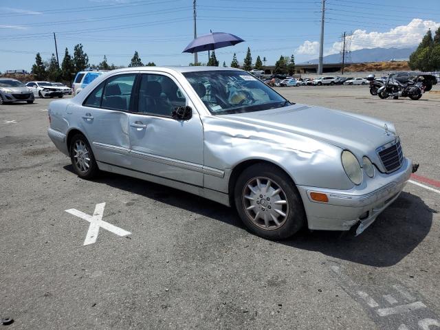 WDBJF65J51B325870 - 2001 MERCEDES-BENZ E 320 SILVER photo 4