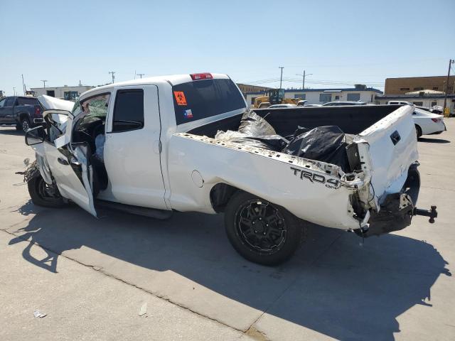 5TFRM5F15JX131409 - 2018 TOYOTA TUNDRA DOUBLE CAB SR/SR5 WHITE photo 2