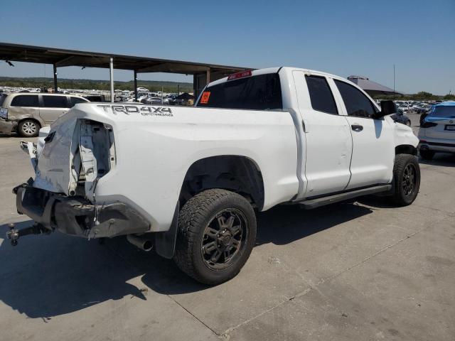 5TFRM5F15JX131409 - 2018 TOYOTA TUNDRA DOUBLE CAB SR/SR5 WHITE photo 3