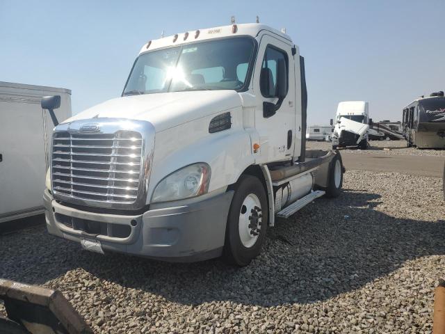 1FUBGADV9CSBN2301 - 2012 FREIGHTLINER CASCADIA 1 WHITE photo 2