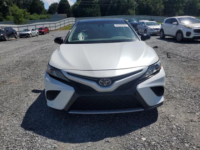 4T1BZ1HK2KU030991 - 2019 TOYOTA CAMRY XSE WHITE photo 5