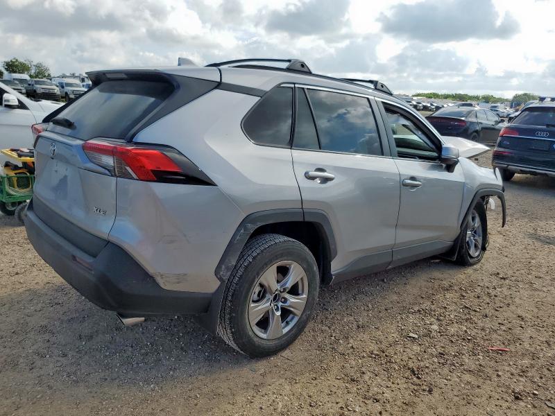2T3W1RFV1PW288521 - 2023 TOYOTA RAV4 XLE SILVER photo 3