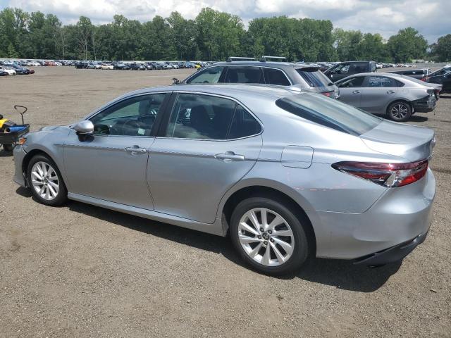 4T1R11AK2PU832612 - 2023 TOYOTA CAMRY LE SILVER photo 2