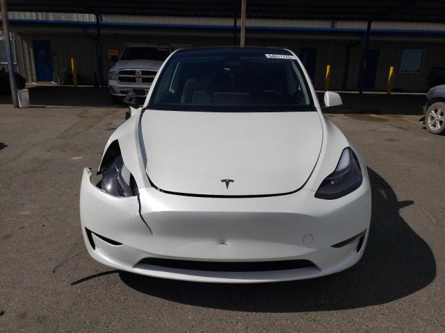 7SAYGDEE2PF878568 - 2023 TESLA MODEL Y Weiß Foto 5