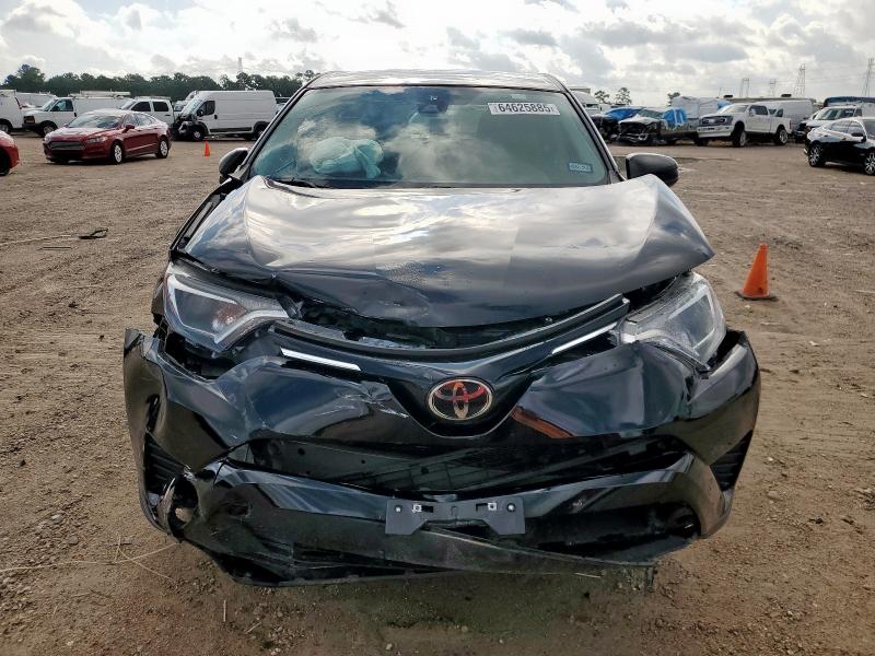 2T3ZFREV3JW482166 - 2018 TOYOTA RAV4 LE Schwarz Foto 5