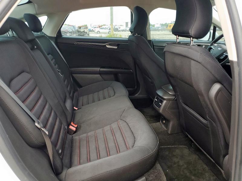 3FA6P0H73GR396321 - 2016 FORD FUSION SE WHITE photo 10