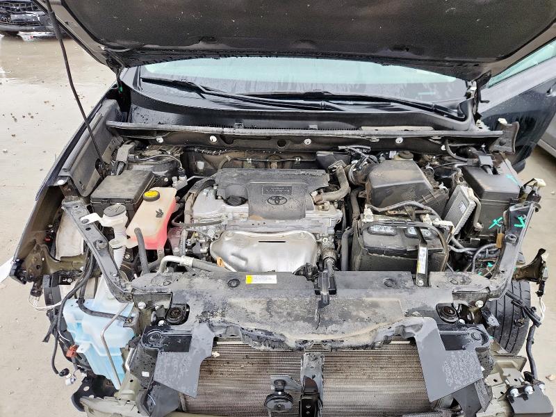 2T3ZFREV1JW452079 - 2018 TOYOTA RAV4 LE Черный фото 12