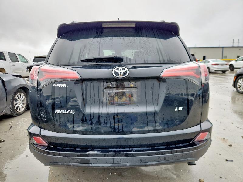 2T3ZFREV1JW452079 - 2018 TOYOTA RAV4 LE Черный фото 6