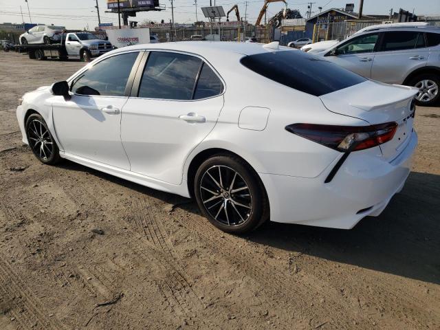 4T1G11AK0NU068635 - 2022 TOYOTA CAMRY SE WHITE photo 2