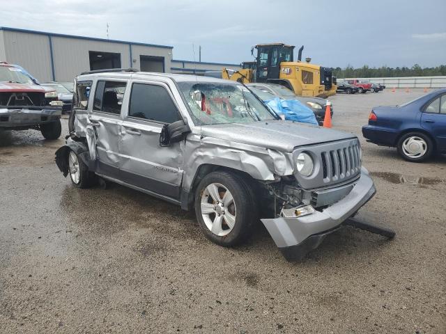 1C4NJPFB7FD437127 - 2015 JEEP PATRIOT LATITUDE SILVER photo 4