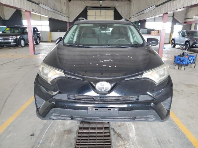 2T3BFREV8HW677613 - 2017 TOYOTA RAV4 LE შავი ფოტო 5