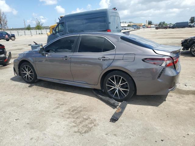 4T1G11AK2MU406194 - 2021 TOYOTA CAMRY SE GRAY photo 2