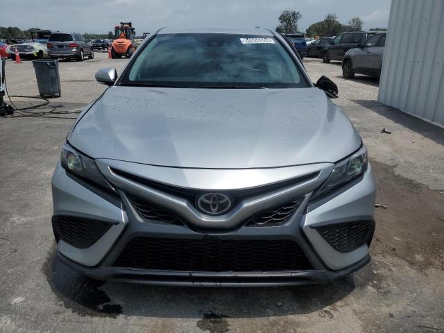 4T1G11AK9PU796909 - 2023 TOYOTA CAMRY SE NIGHT SHADE SILVER photo 5
