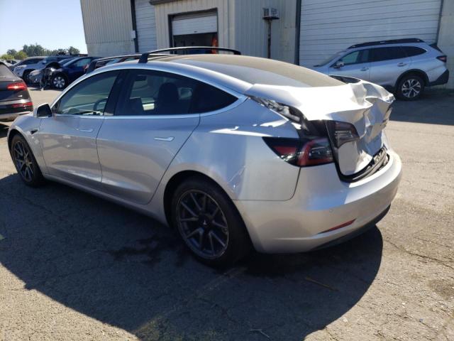 5YJ3E1EB9JF112832 - 2018 TESLA MODEL 3 银色 照片 2