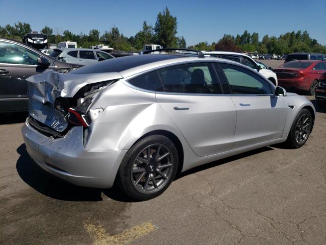 5YJ3E1EB9JF112832 - 2018 TESLA MODEL 3 银色 照片 3