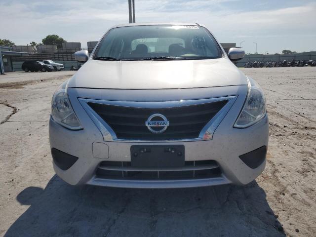 3N1CN7AP7JL813362 - 2018 NISSAN VERSA S 银色 照片 5